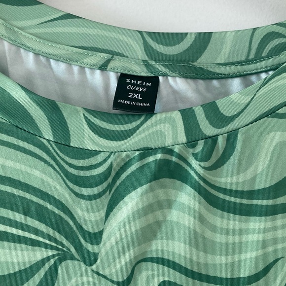 Wavy pattern green ruched side short sleeved tee - Picture 4 of 4
